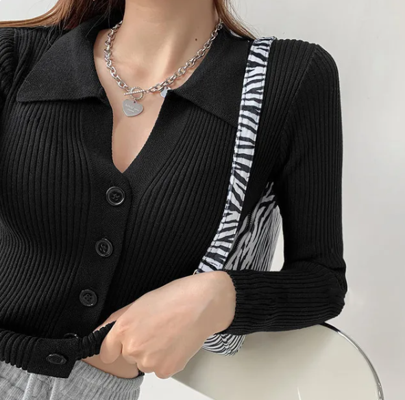 Gerippter Knopf-Pullover mit Kragen