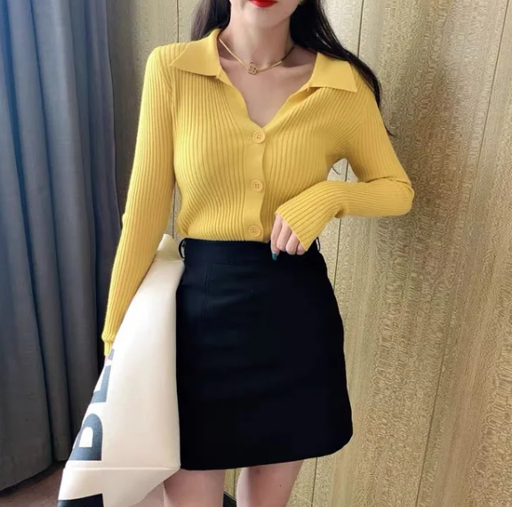 Gerippter Knopf-Pullover mit Kragen