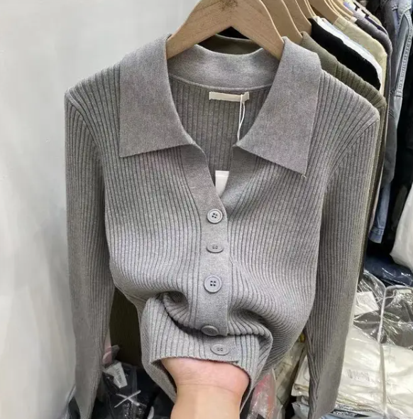 Gerippter Knopf-Pullover mit Kragen